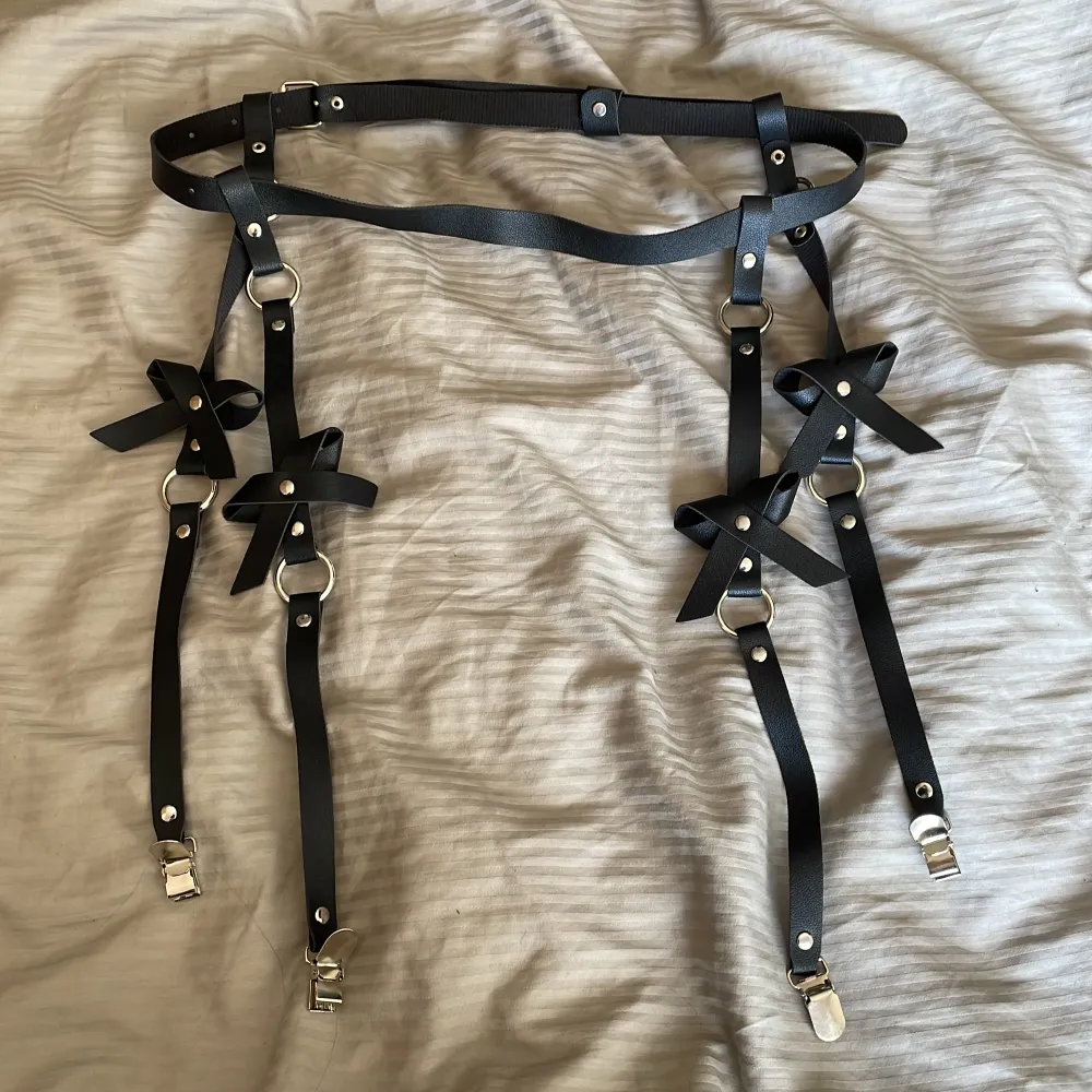 Garter-harness i fejk-läder. Endast testad. Accessoarer.