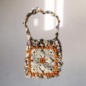 Summer crochet bag, handmade out of a smooth fabric yarn with a crochet granny square pocket on the front. perfect colors for the summer!! (note: due to the nature of the bag material, some fraying will happen) hör av dig med frågor! <3
