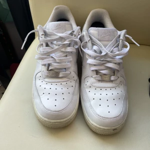 Nike Air Force - Ett par vita air force som jag knappt använt eftersom jag inte gillat hur dem sitter. Rätt så välskötta! Storlek 40. 