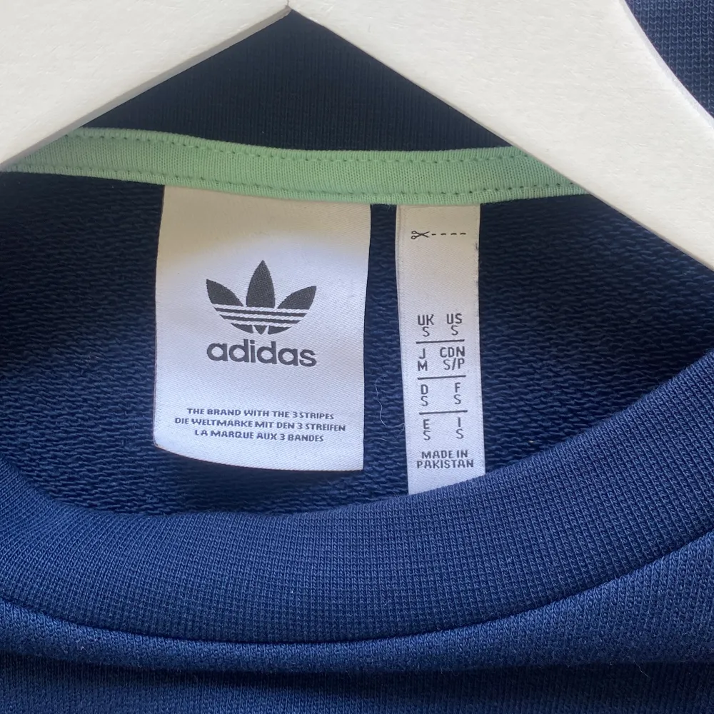10/10 nyskick Adidas tröja, säljes då den aldrig används. Storlek small men passar medium då den är oversize i modellen.. Tröjor & Koftor.
