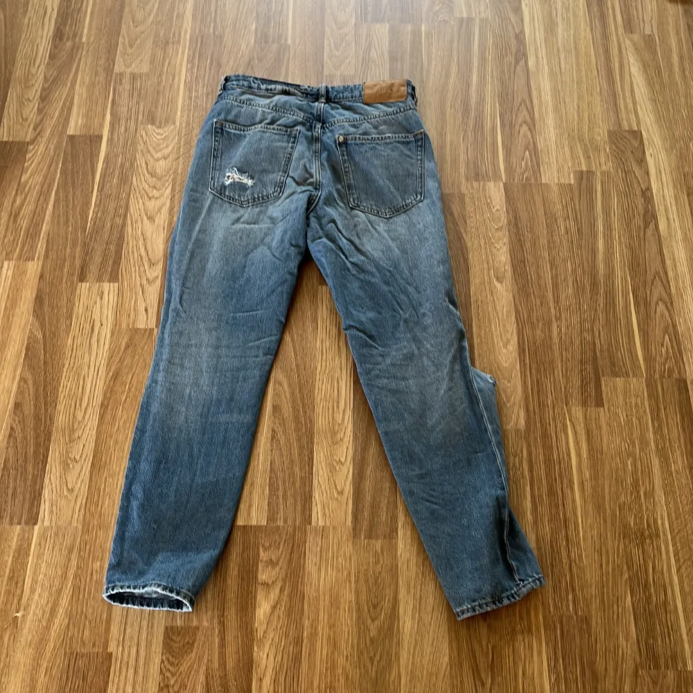 Blå jeans med hål. Jag vill sälja dom för dom har blivit för små för mig.. Jeans & Byxor.
