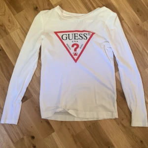 Vit långärmad Guess tröja - Vit långärmad, köpt secondhand för ett tag sen. Kommer inte t användning, pris är diskuterbart. 