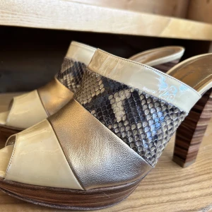 Sandaler/klackskor - Super snygga äkta ormskinn Sandaler med plattform klack. Skorna är köpta i London från märket L.K BENNETT. Använda 2 gånger så väldigt fint skick! 