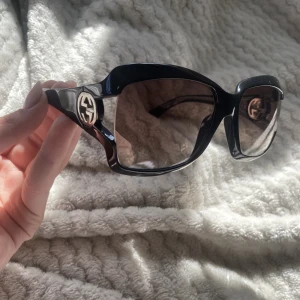 Gucci solglasögon - Säljer dessa Gucci solglasögon❤️‍🔥 Köpta från Vestiaire collective så den är äkta. Hör av dig för mer info💕💕