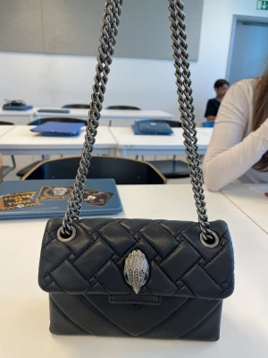 Kurt Geiger väska  - Säljer nu en svart kurt geiger väska i fint skick, skriv priv vid fler frågor .