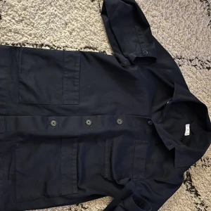 Asket overshirt  - En asket overshirt, storlek small, mycket bra skick 8-9/10, Säljer för 950, och nypris är 1900, 