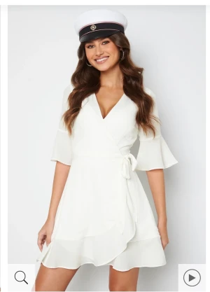 Vit klänning  - Studentklänning från bubbleroom. Använd endast en gång så inget fel på denna!