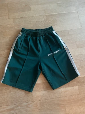 palm angels shorts - Palm angels shorts i storlek M. Använda fåtal gånger under en sommar skick 8/10. Har ej kvitto kvar. Pris är förhandlingsbart!