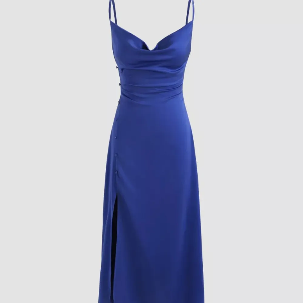 Superfin blå festlig klänning. Minilängd  med knappar längst sidan och en slits. Strl XS. Aldrig använd . Klänningar.