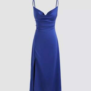 Superfin blå festlig klänning. Minilängd  med knappar längst sidan och en slits. Strl XS. Aldrig använd 