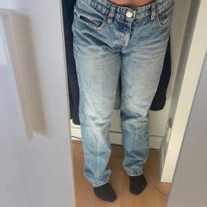 Jeans från zara som är användagåtal gånger på grund av att de blivit förstora och för jag råka köpa 3 likadana, storlek 38 350+frakt💗
