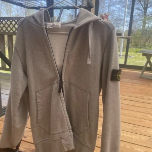 Stoneisland  - Säljer denna Stoneisland kofta, hör av er vid intresse! 