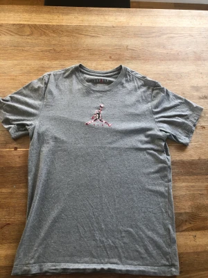 Nike Air Jordan T-shirt - T-shirt från Nike Air Jordan i strl S. Köpt för något år sen men i bra skick (7-8/10). Nypris ca 350-400kr. Tryck både fram och bak. Hör av dig vid minsta fundering!