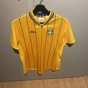 Umbro Sverige tröja - Retro Sverige tröja i nyskick. Fattar inte storlekarna men skulle säga att den passar Small och XS. 