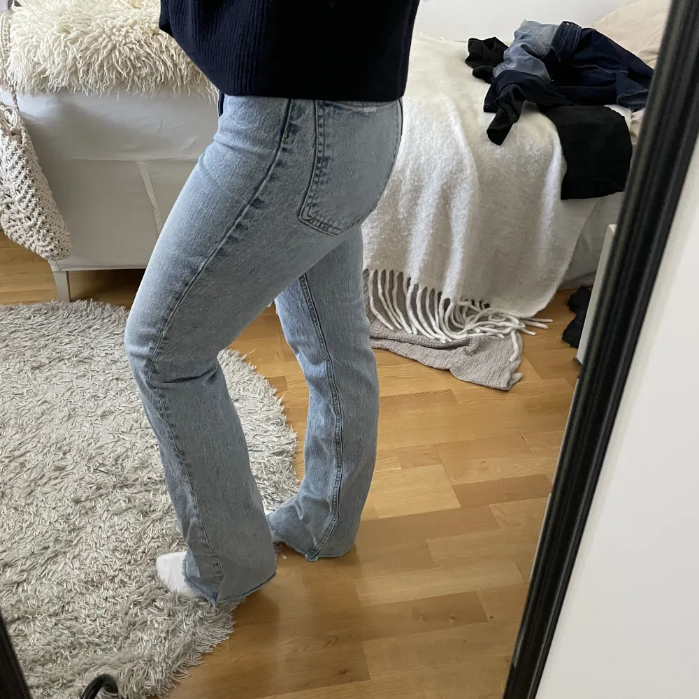 Blå snygga jeans som har den perfekta bootcuten. De är ganska högmidjade och så bekväma ❤️. Jeans & Byxor.