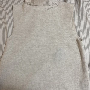 Zara topp - Säljer denna fina stickade toppen från zara!