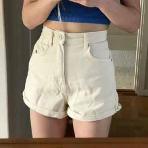 Beiga jeansshorts   - Säljer dessa jeansshorts som jag köpt på Zalando, från Stradivarius. Bara använda några gånger förra sommaren. Säljer eftersom de är lite små 💕 