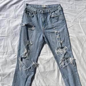 Ljusa ripped jeans från Gina 💞några ljusa fläckar från keramik som ej gått bort i tvätt men knappt är synliga, se sista bild 