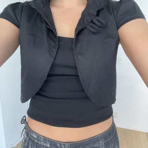 svart bolero - Så fin svart kort bolero/kofta/jacka. Storlek 36/38
