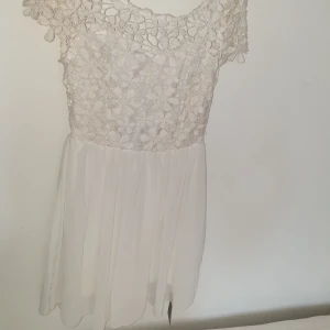 Klänning  - Aldrig använd, lapp sitter kvar. Storlek S. Köpt för 599:-  Säljer för 150:-