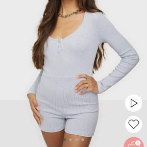 Säljer denna skitsöta ljusblåa playsuit från nelly som är helt slutsåld, knappt använd i storlek S. Nypris 449kr