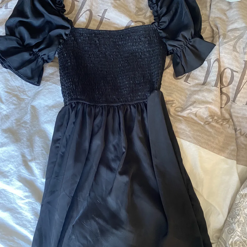 Jättesöt svartklänning, säljes för att den inte kommer till användning. Inte använd, storlek: M. Klänningar.