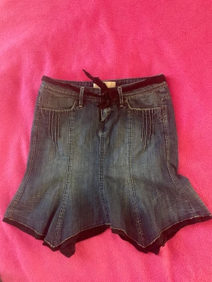 Levi’s kjol  - En äkta Levi’s kjol köpt i singapore. För liten därför jag behöver sälja. Köparen står för frakten. Står inte för postens slarv, tyvär. Inte fri frakt då vi skickar med postnord 