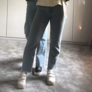 Jätte fina jeans från NAKD. Fina detaljer i slutet av benen. 😍dem är som nya. 250kr+frakt