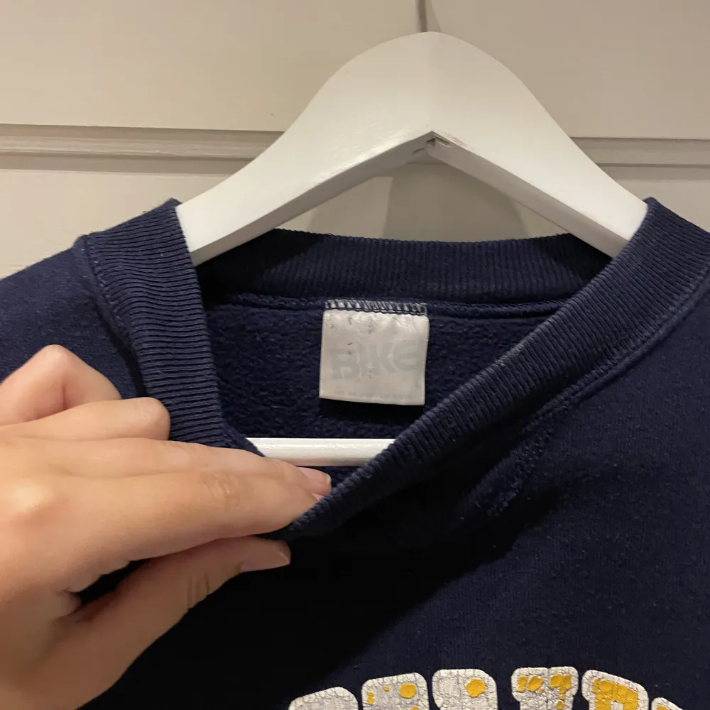Blå sweatshirt köpt second hand. Lite oversized passform! Vet ej storlek men skulle säga att det är M/L ungefär✨. Tröjor & Koftor.