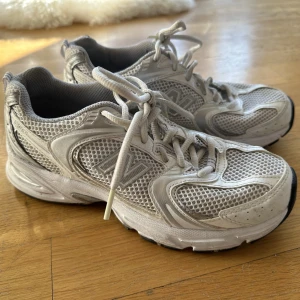 New Balance 530 silver  - New Balance 530 i färgen silver/white, storlek 37. Köpta här på plick för ca 2 veckor sen men har aldrig använt de själv. De är true to size och i bra skick!