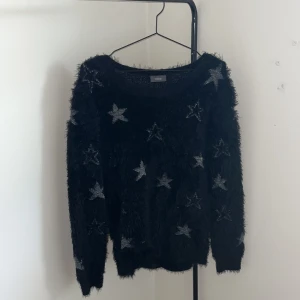 stickad tröja - Säljer denna skitfina fluffiga stickade tröjan. Använd fåtal gånger men är i samma skick som en ny. Jätte gosig och mysig, perfekt till kalla sommarnätter.   Skriv vid intresse, pris kan diskuteras💕