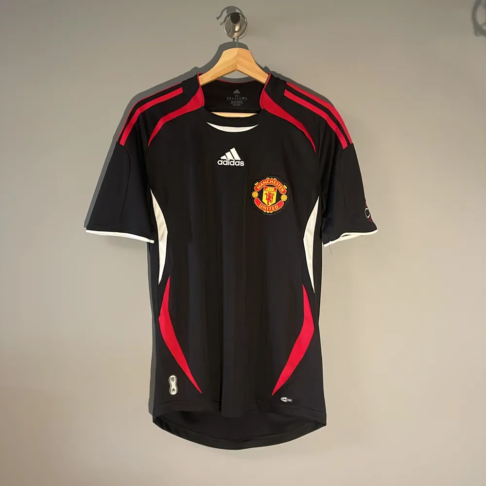 Manchester United tröja i nyskick, knappt använd alls. Nypris ca 550 kr!. T-shirts.