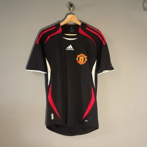 Manchester United tröja - Manchester United tröja i nyskick, knappt använd alls. Nypris ca 550 kr!