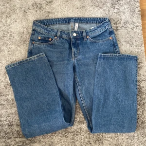 Arrow jeans - Weekdays Arrow low jeans. Nästintill oanvända! Strl 28/30