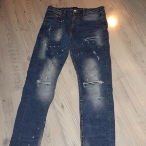 Supply & Demand Jeans - Säljer för dom är för små, Kvalite 10/10 inga hål eller fläckar Köpta för 599kr på JD Tvättas i maskin innan köp, dom har en extra ficka med dragkedja som du kan se på tredje bilden