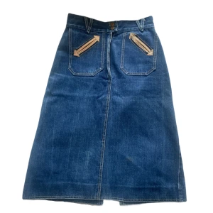 Retro jeanskjol - Supersnygg jeanskjol! Den har detaljer i mocka och är hög i midjan. Skulle uppskatta den till en S 