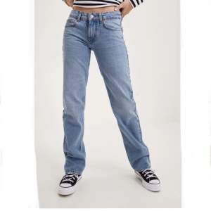 Zara low waist jeans i nyskick! Säljer pga för små! Storlek 36 och går ner till marken om man är 170! Kontakta för mer bilder/info💕💕