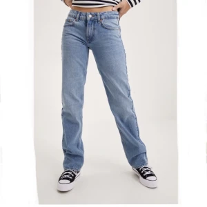 Low waist jeans - Zara low waist jeans i nyskick! Säljer pga för små! Storlek 36 och går ner till marken om man är 170! Kontakta för mer bilder/info💕💕