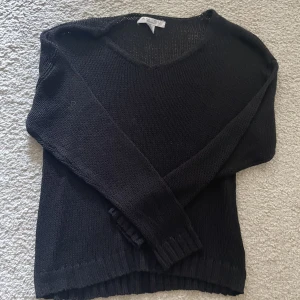 svart tröja  - ”genomskinlig” svart tröja som man kan ha över linnen osv. fick den från min syster för ett tag sedan men är i bra skick! är från new yorker  