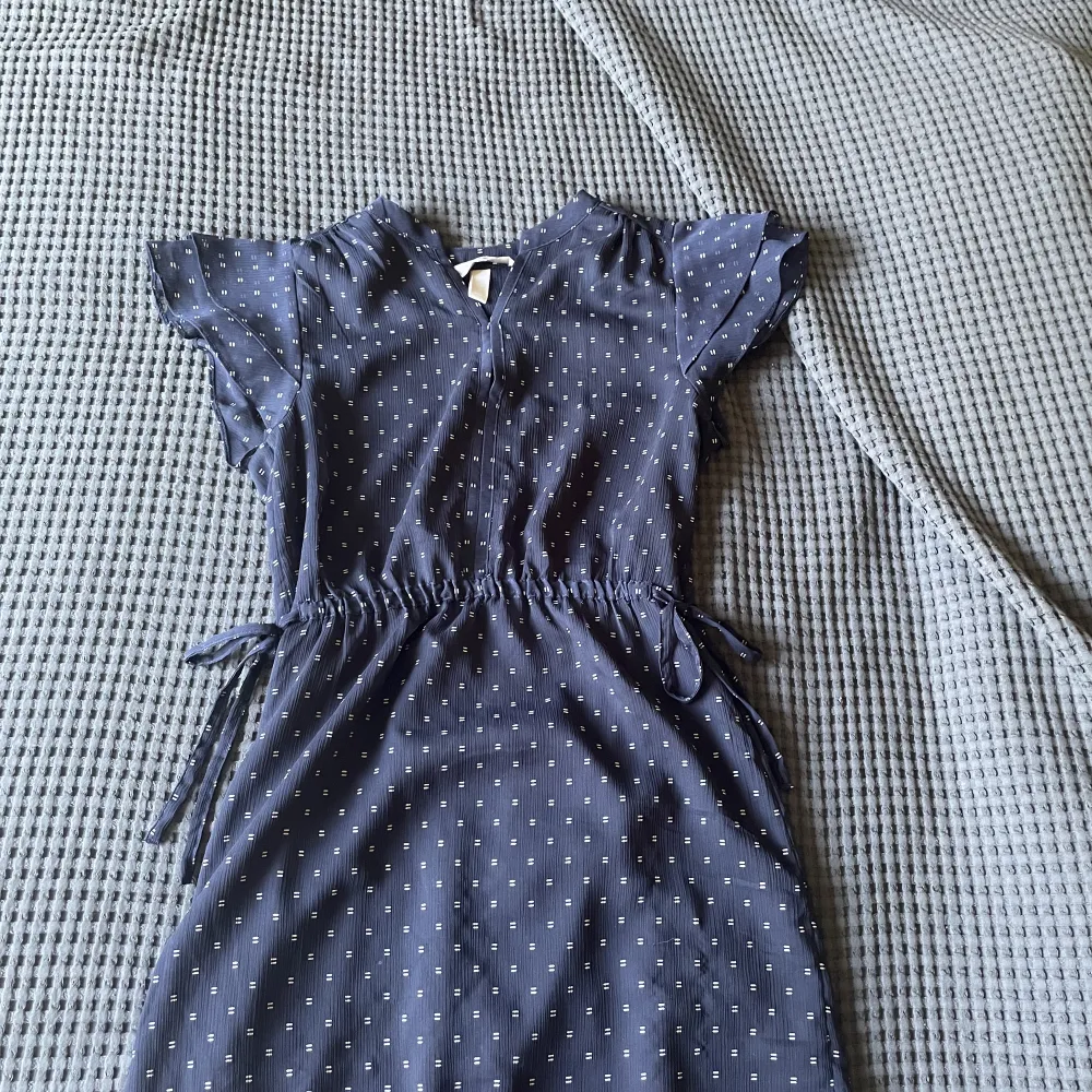 Marinblå klänning med mönster . Klänningar.