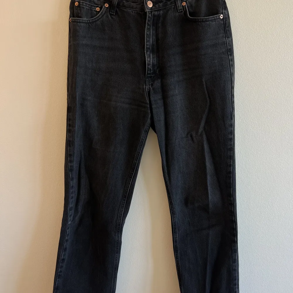 Svarta jeans med sliten kant längst ned. Färgen är lite åt det gråsvarta hållet.. Jeans & Byxor.