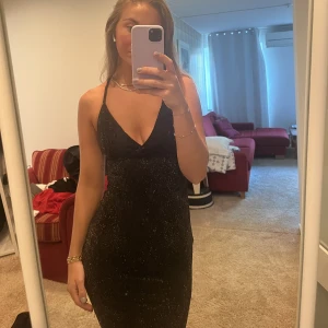 Superfin glitterklänning - Superfin glitterklänning från bik bok i storlek S. Så så smickrande🌟💞