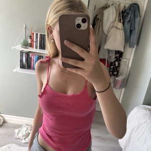 Rosa linne - Långt linne med knyt armar och vågigt typ runt linnet.