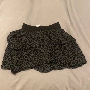 Leopard kjol - Väl använd men i super fint skick! Storlek 170 men passar på mig som är M i vanliga fall! Super fin men kommer aldrig till användning