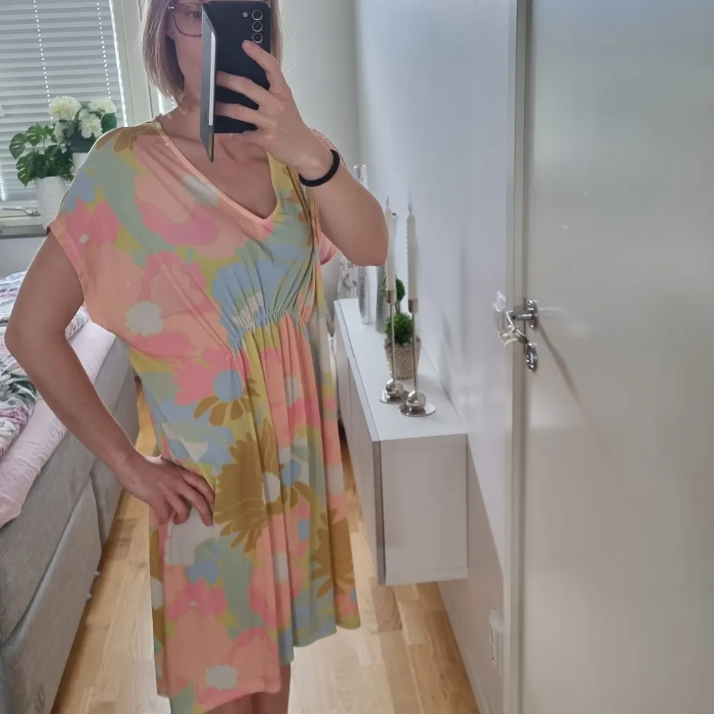 Kaftan från Monki. Strl xs/s, men passar även större då den är oz. Material: polyester. Inga anmärkningar. . Övrigt.