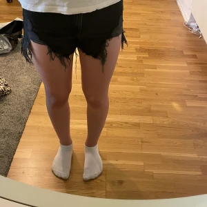 Zara shorts - Säljer dessa jeansshorts från zara i storlek 34/XS!💕