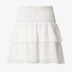 Vit Chealsea kjol i storlek S, den är i nyskick och är sällan andvänd💕💕 