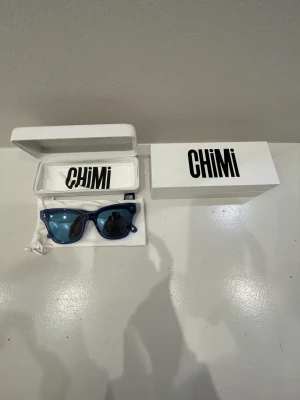 Blåa chimis  - Säljer nu dessa så coola chimis som inte kommer till användning längre. Gamla modellen och färgen, i färgen ACAI och modellen 005. Inga tecken på användning, som nya! Köptes på chimis hemsida för ca 1000 kr. Har fler bilder💙💙