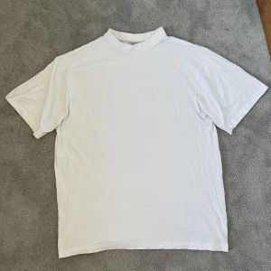  Vintage Vit Tröja - Oversize vintage vit tröja, ganska basic men har fin passform 👏🙌 