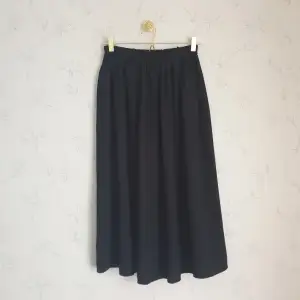 ☀️FÖRST TILL KVARN!☀️ En svart midi vintage kjol i lyxig luftig polyester. Ärvt den men använder den tyvärr inte så säljer vidare. I mycket fin skick.
